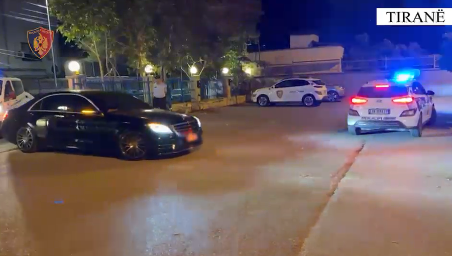 Hapi zjarr n&euml; aj&euml;r nga "S Class-i", 32 vje&ccedil;ari i
