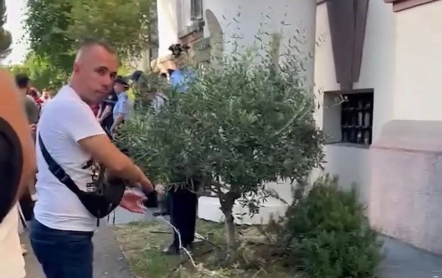 VIDEO/ 'Zvërneci", qytetarët "rrethojnë" me