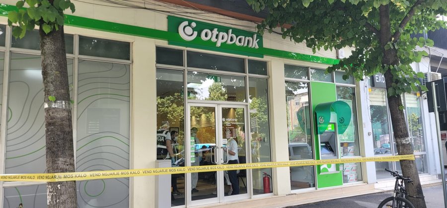 Grabitet me arm&euml; zjarri filali i bank&euml;s OTP n&euml; Tiran&euml;