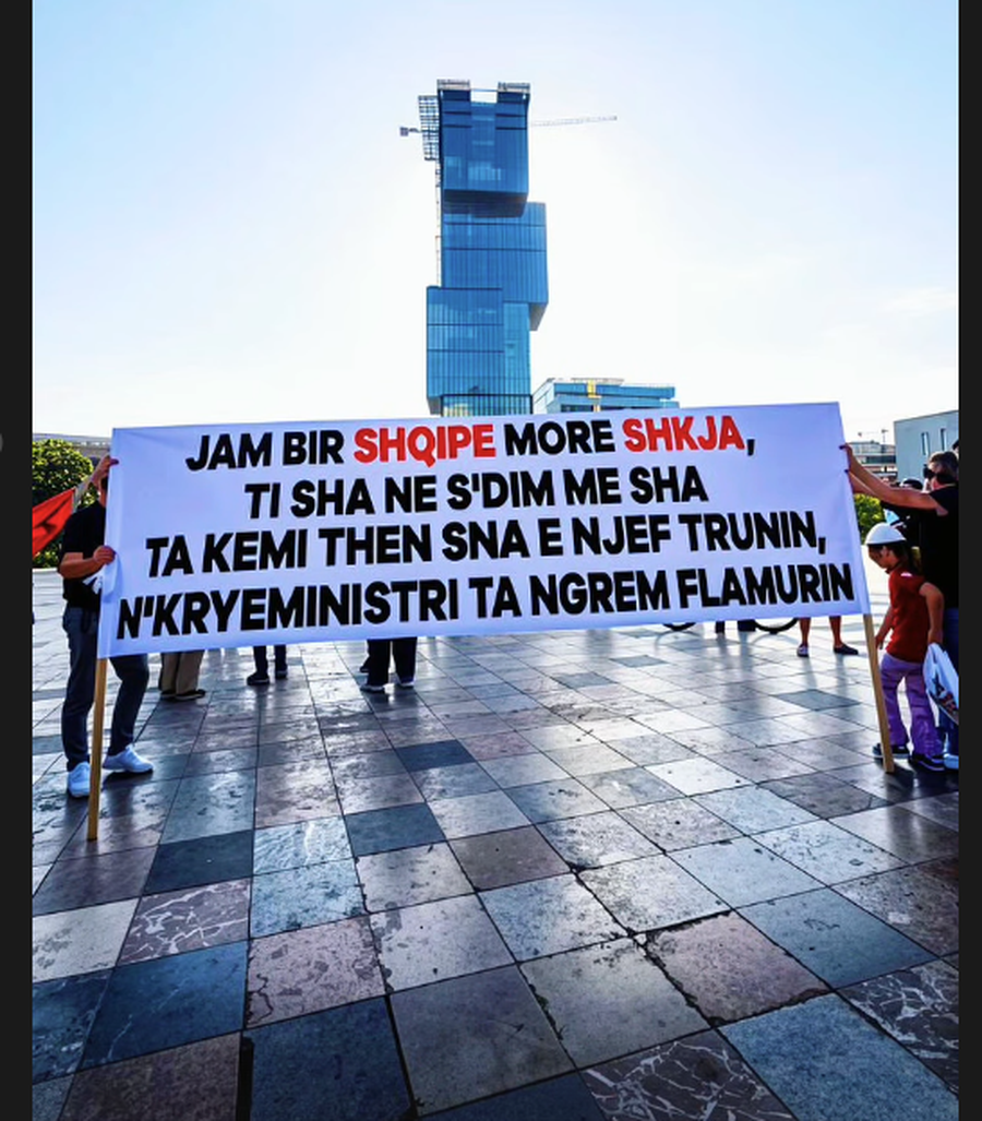 VIDEO/ Nis protesta p&euml;r "Zv&euml;rnecin" n&euml; Tiran&euml;/