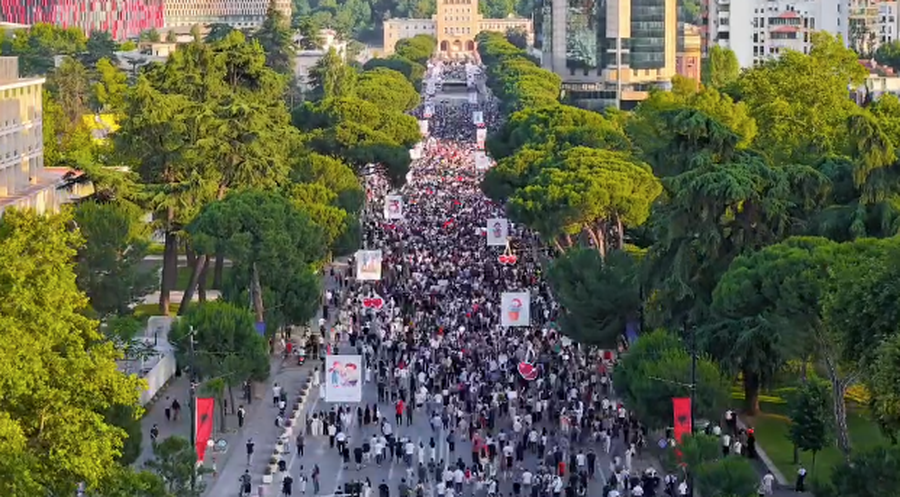 VIDEO/ Nis protesta për "Zvërnecin" në Tiranë/