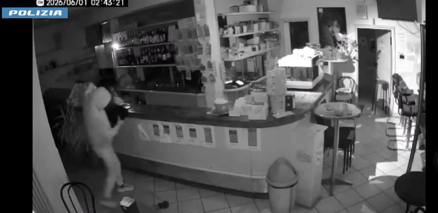 Itali, grabiti lokalin dhe p&euml;rplasi mjetin e policis&euml; gjat&euml;