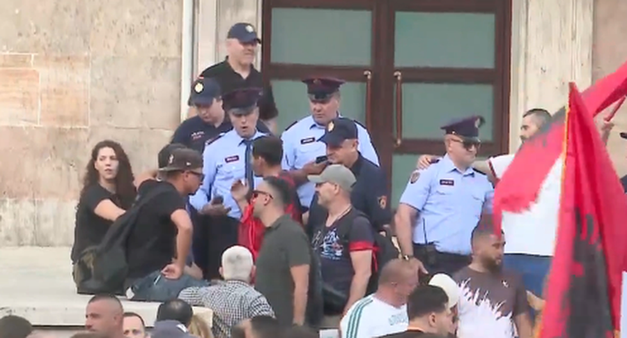 &ldquo;Hiqni kapelet&rdquo;, qytetar&euml;t mbyllin protest&euml;n me thirrje