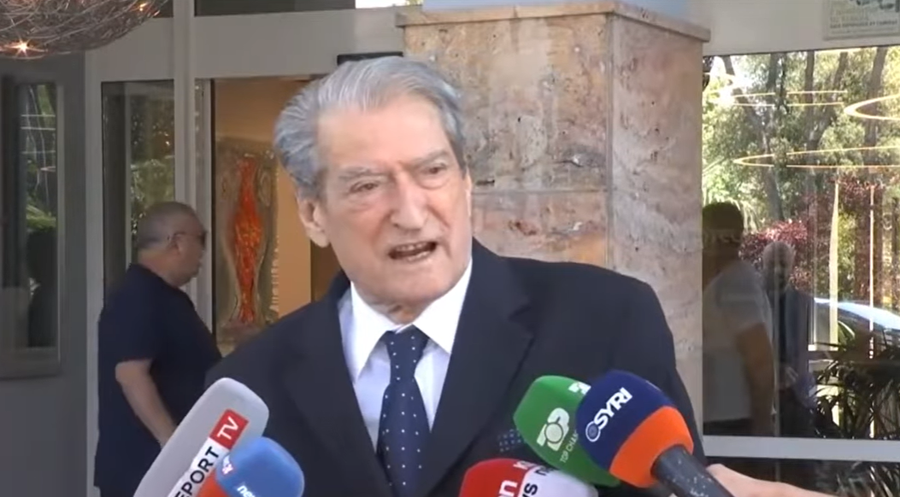 Berisha shkon n&euml; ngush&euml;llimet p&euml;r babain e Met&euml;s, takohet me