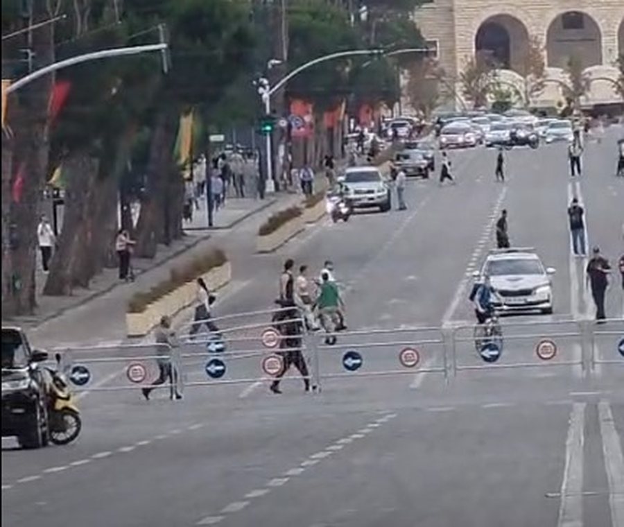Protesta p&euml;r Zv&euml;rnecin/ Policia vendos gardh metalik te ura e