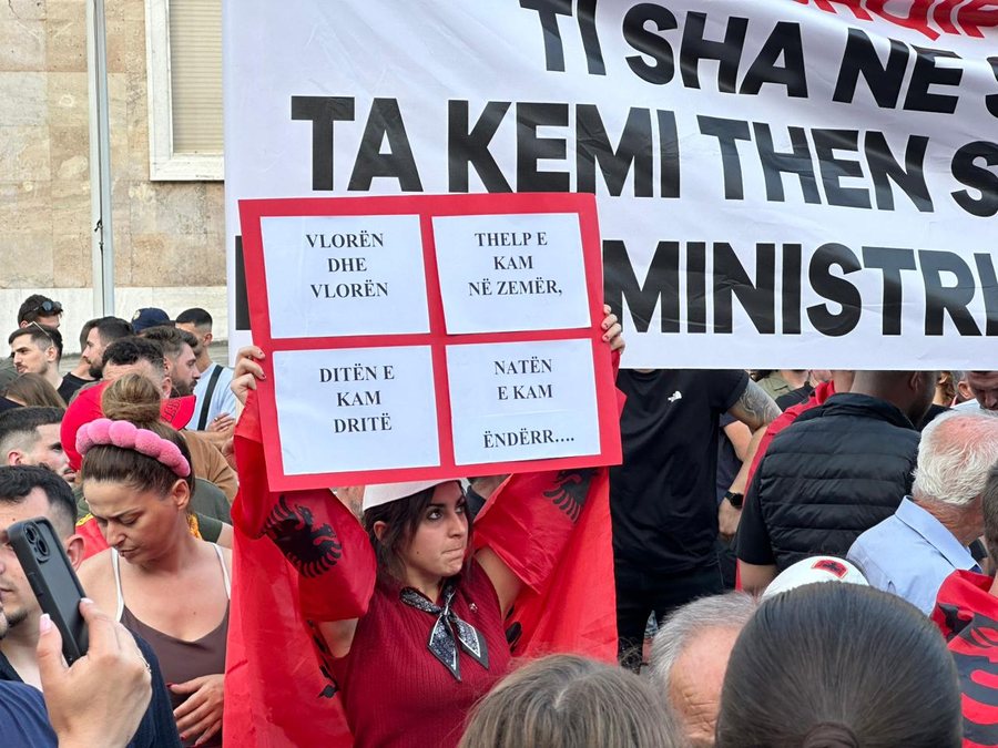 VIDEO/ “Hiqni kapelet”, “Dorëhiqu”/ Protesta e