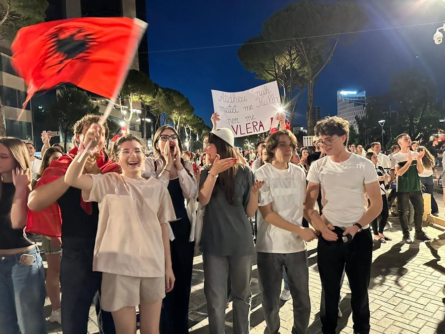 Zv&euml;rneci/ Qytetar&euml;t nuk ndalen pas hedhjes s&euml; ujit me piper nga