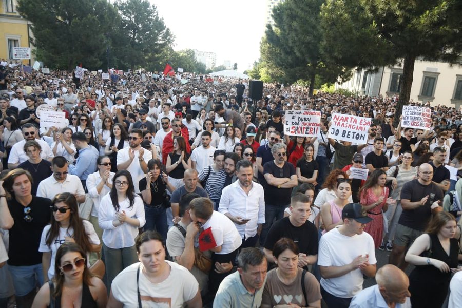 FOTO/ “Nesër më shumë”, rinia merr "frenat"