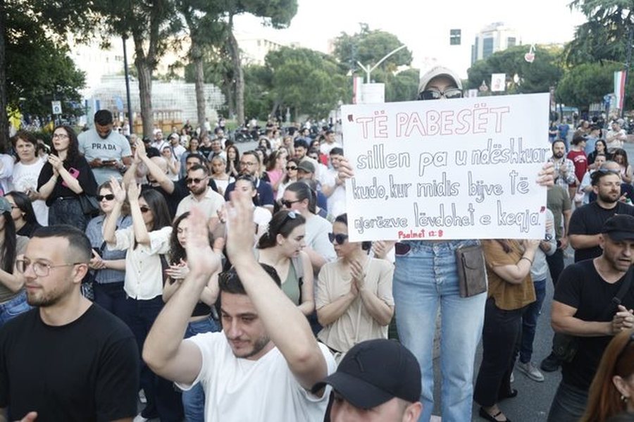 FOTO/ &ldquo;Nes&euml;r m&euml; shum&euml;&rdquo;, rinia merr "frenat"