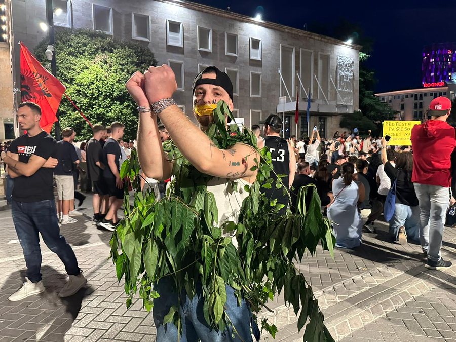FOTO/ &ldquo;Nes&euml;r m&euml; shum&euml;&rdquo;, rinia merr "frenat"