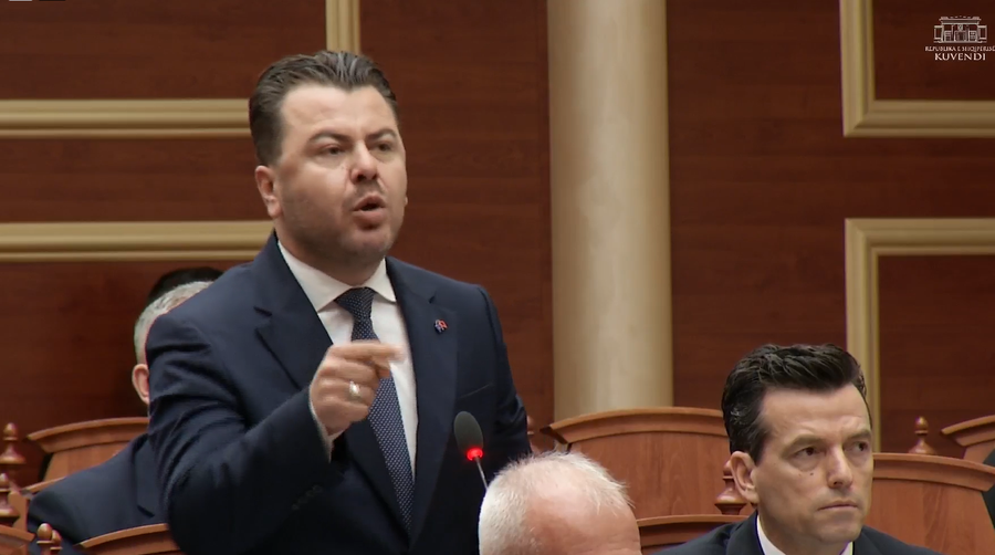 "Dje sulmuat protestuesit me uj&euml; e piper, dor&euml;hiqu",