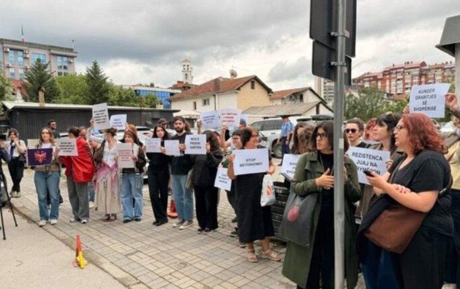 FOTO/ Kosova proteston p&euml;r Zv&euml;rnecin, protest&euml; para