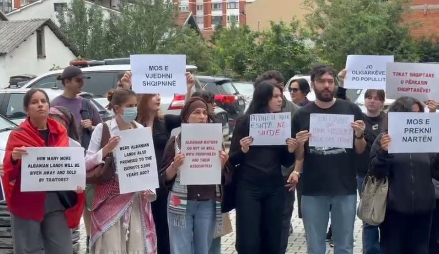 FOTO/ Kosova proteston p&euml;r Zv&euml;rnecin, protest&euml; para
