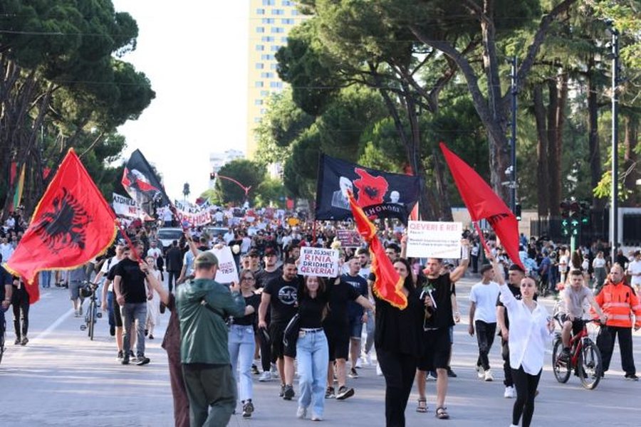 VIDEO/ Mij&euml;ra qytetar&euml;, t&euml; rinj e f&euml;mij&euml; mbushin