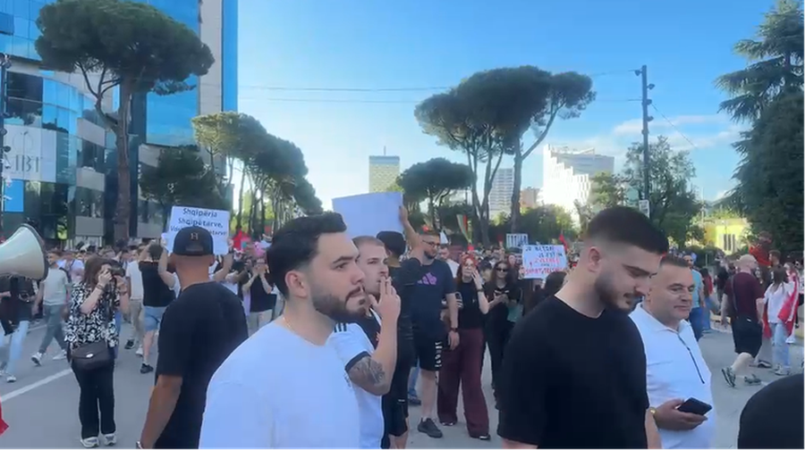 Tirana &ldquo;p&euml;rball&euml;&rdquo; Kryeministris&euml;/ &ldquo;Ta sjellim