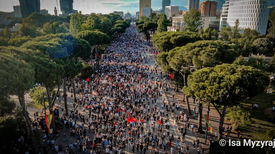 FOTO/ Me flamuj dhe pankarta n&euml; duar, pamje t&euml; mrekullueshme nga