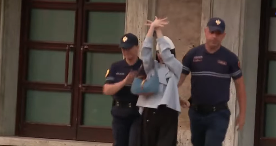 FOTO-VIDEO/ Tentoi t&euml; futej n&euml; Kryeministri, protestuesja b&euml;n