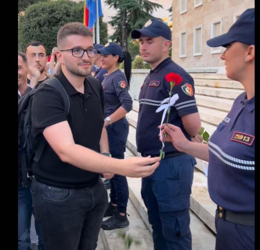 FOTO-LAJM/ Protesta e 5-t&euml; kund&euml;r Zv&euml;rnecit,  lule p&euml;r