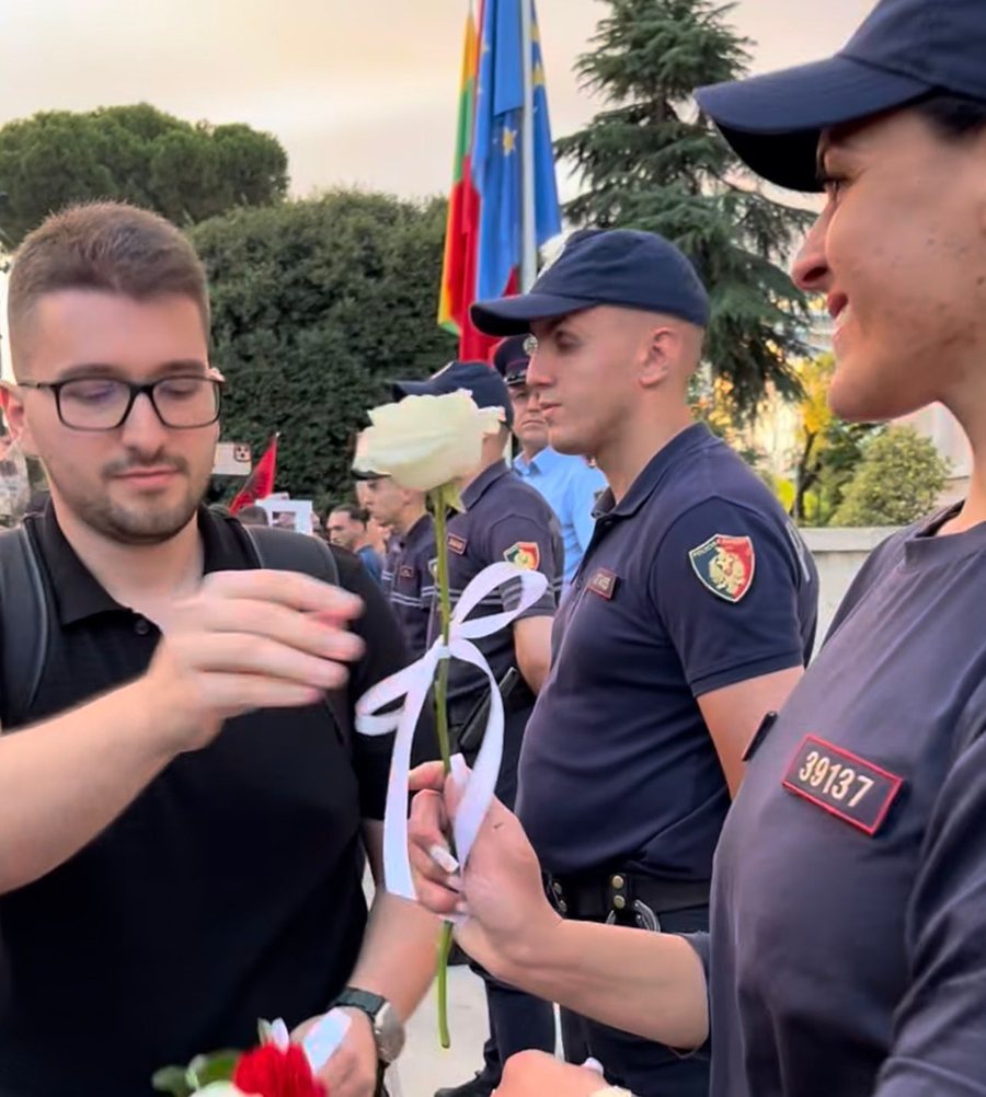 FOTO-LAJM/ Protesta e 5-t&euml; kund&euml;r Zv&euml;rnecit,  lule p&euml;r