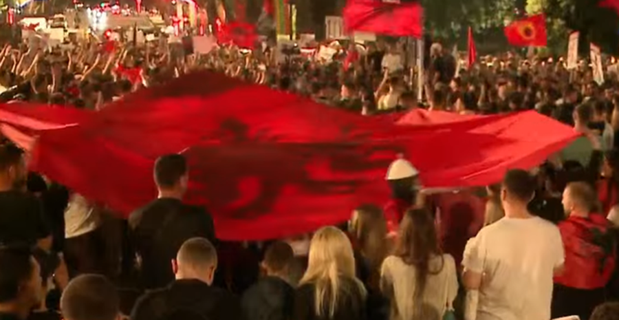 FOTO-LAJM/ Protesta qytetare para Kryeministris&euml;, qytetar&euml;t shpalosin