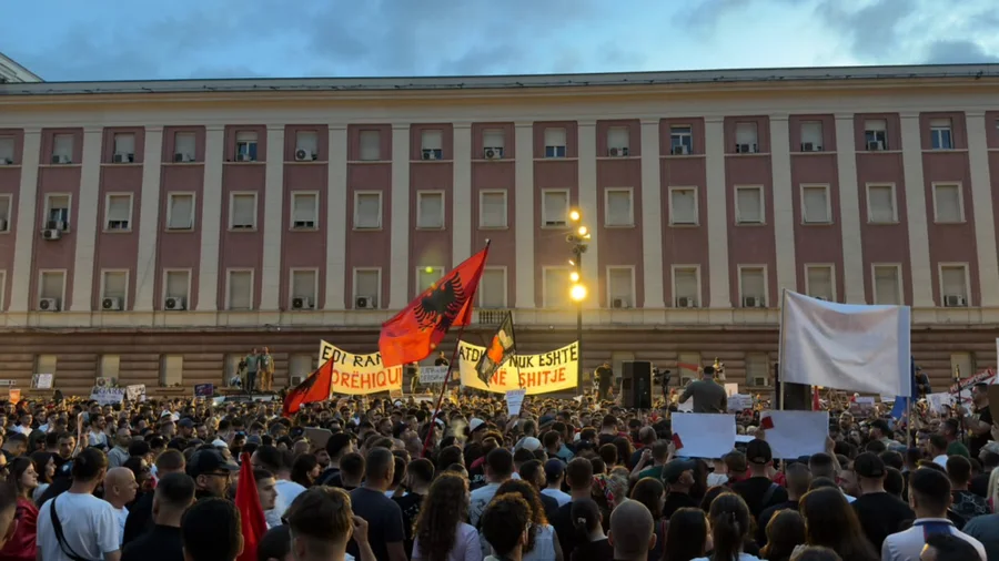 Protesta nuk ndalet, qytetar&euml;t zhvendosen nga Kryeministria drejt Sheshit