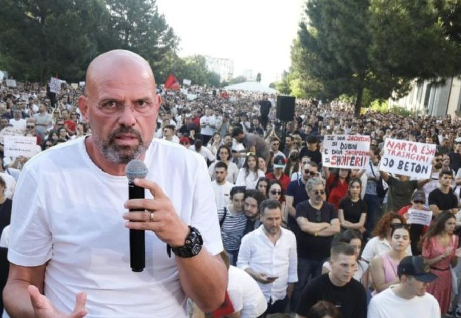 "K*rva e k*rvar&euml;, pisa!", shp&euml;rthimi i Manjanit ndaj