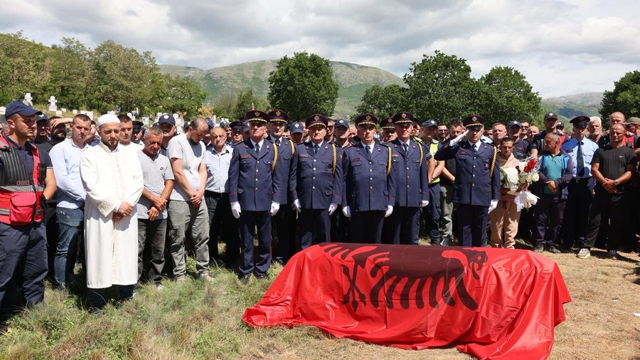 Maliq, ceremonia mortore p&euml;r policin e vrar&euml; Enea Mekolli, Hita: