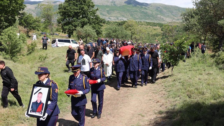 Maliq, ceremonia mortore p&euml;r policin e vrar&euml; Enea Mekolli, Hita: