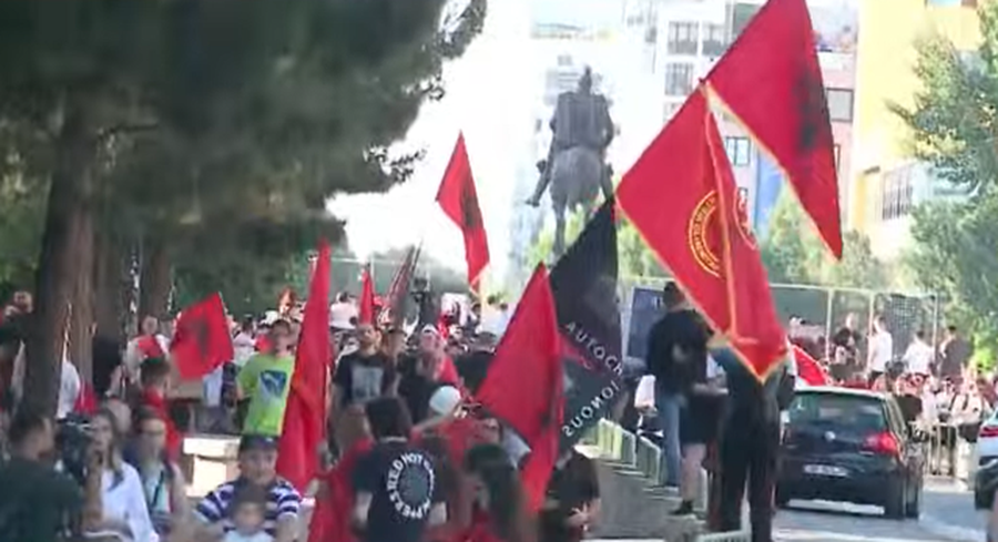 T&euml; shtun&euml;n dy protesta kund&euml;r projektit turistik, qytetar&euml;t