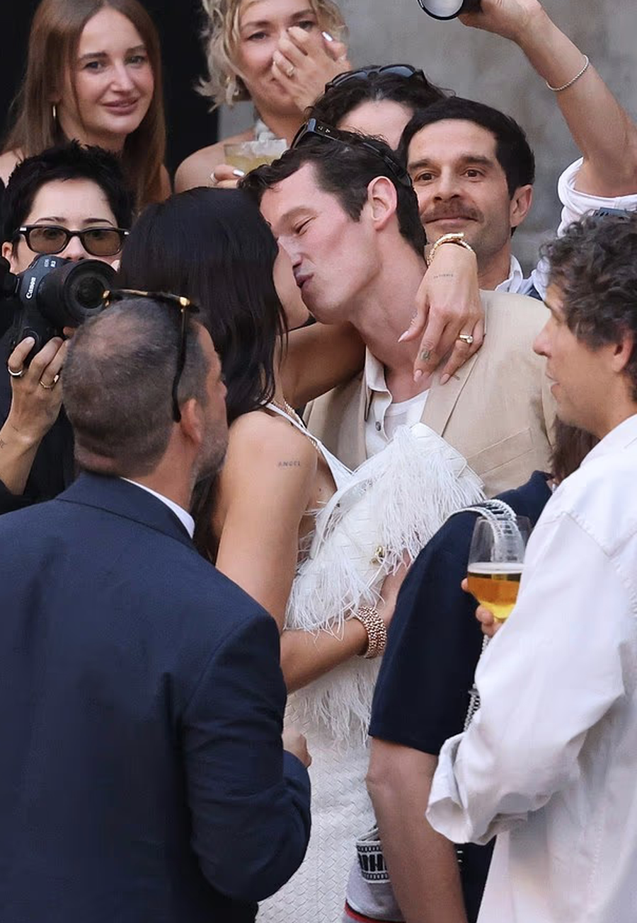 FOTO/ Nis dasma siciliane e Dua Lip&euml;s dhe Callum Turner/ Nj&euml; puthje