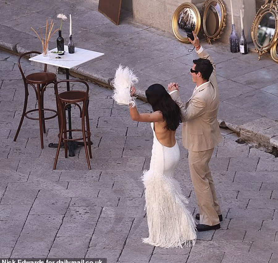 FOTO/ Nis dasma siciliane e Dua Lip&euml;s dhe Callum Turner/ Nj&euml; puthje