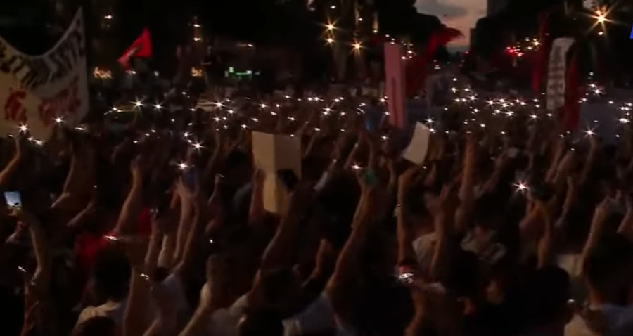 FOTO-LAJM/ Bulevardi ndri&ccedil;ohet nga blicat e telefonave, protestuesit para