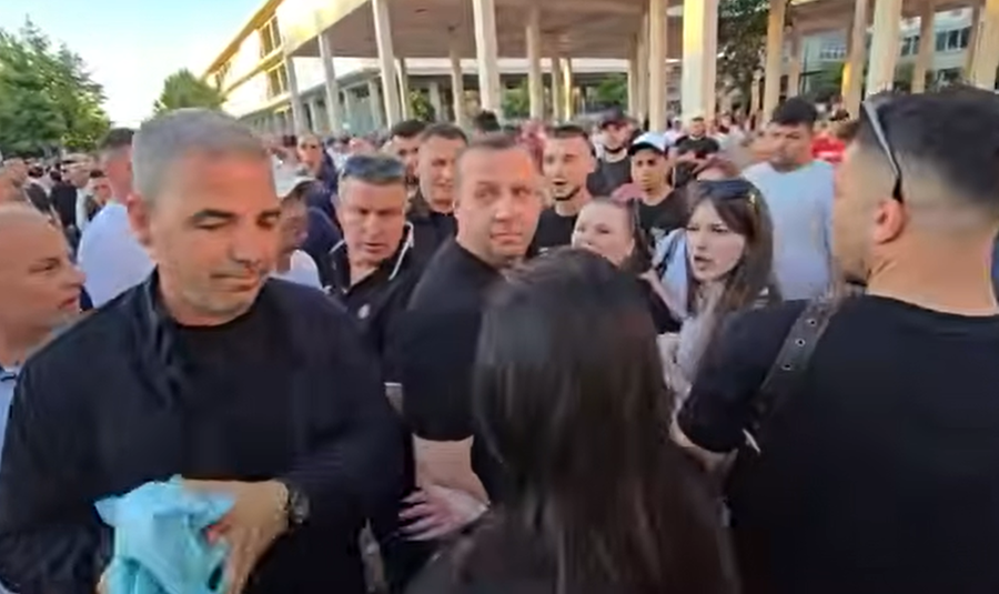 VIDEO/ Gardisti gris pankart&euml;n me parull&euml; kund&euml;r Ram&euml;s