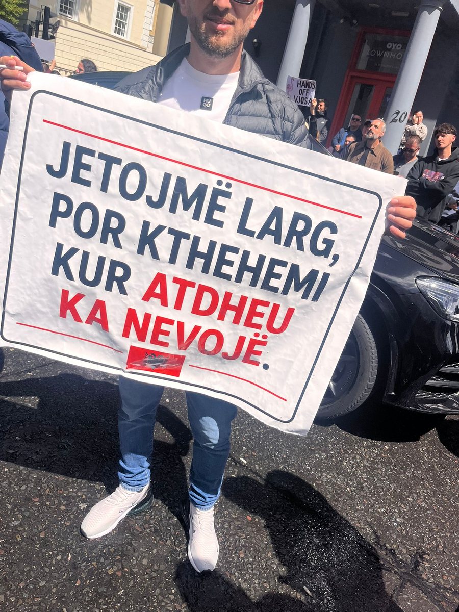 &lsquo;Revolucion, dor&euml;heqje&rdquo;, edhe Londra i bashkohet protestave