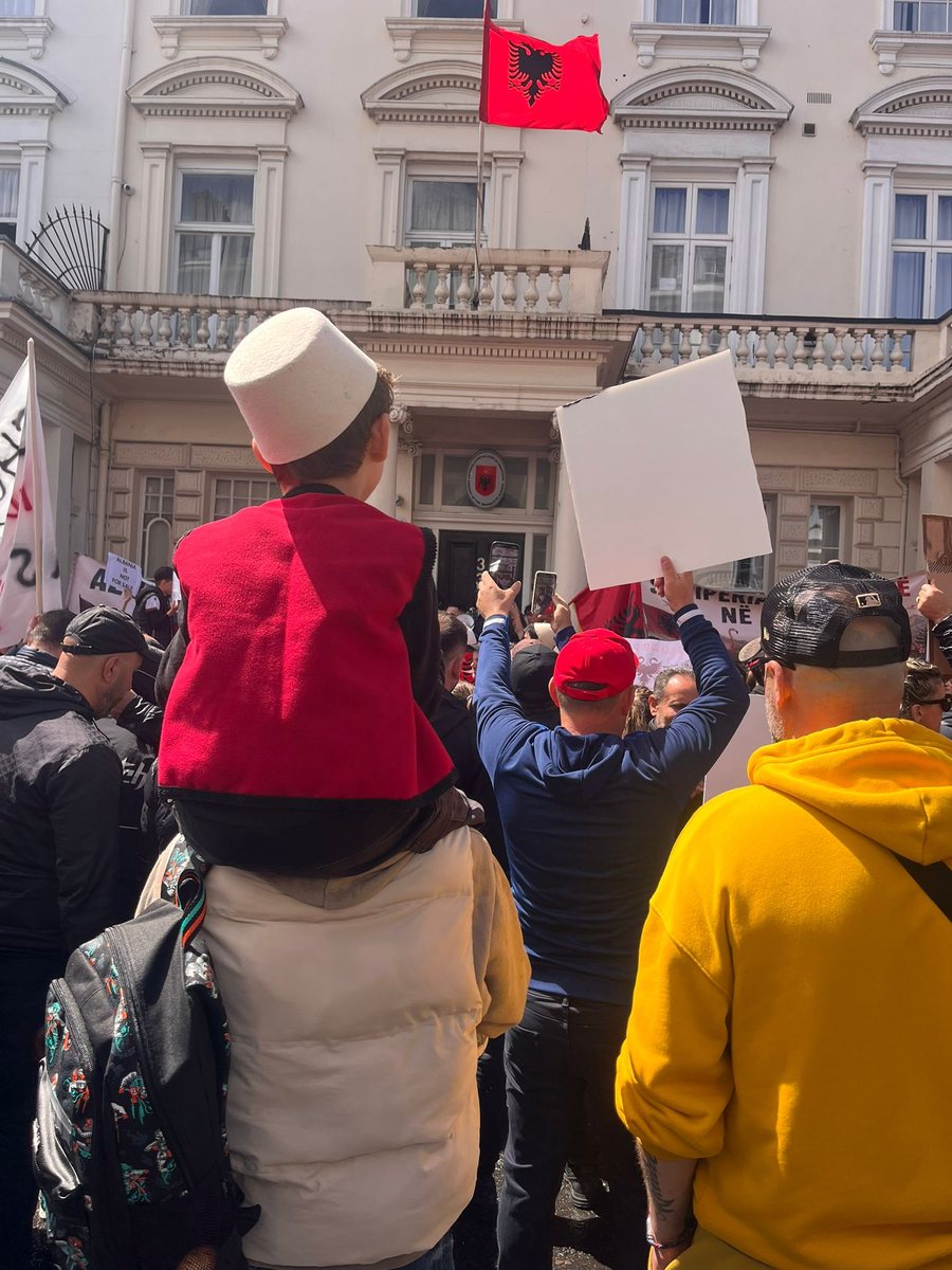 &lsquo;Revolucion, dor&euml;heqje&rdquo;, edhe Londra i bashkohet protestave