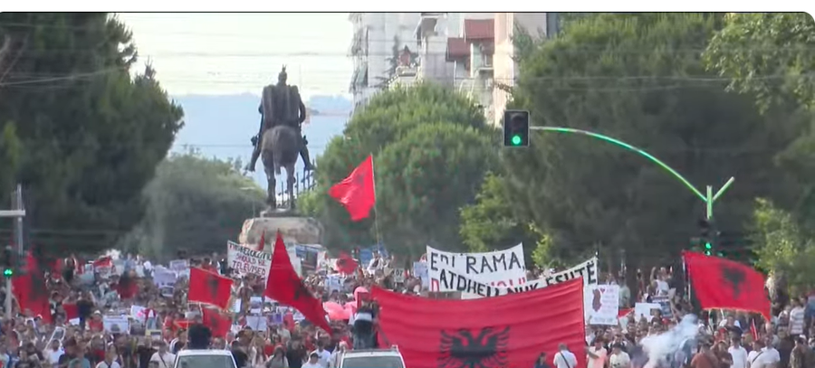 Protestuesit mblidhen s&euml;rish kund&euml;r projektit n&euml; Zv&euml;rnec,