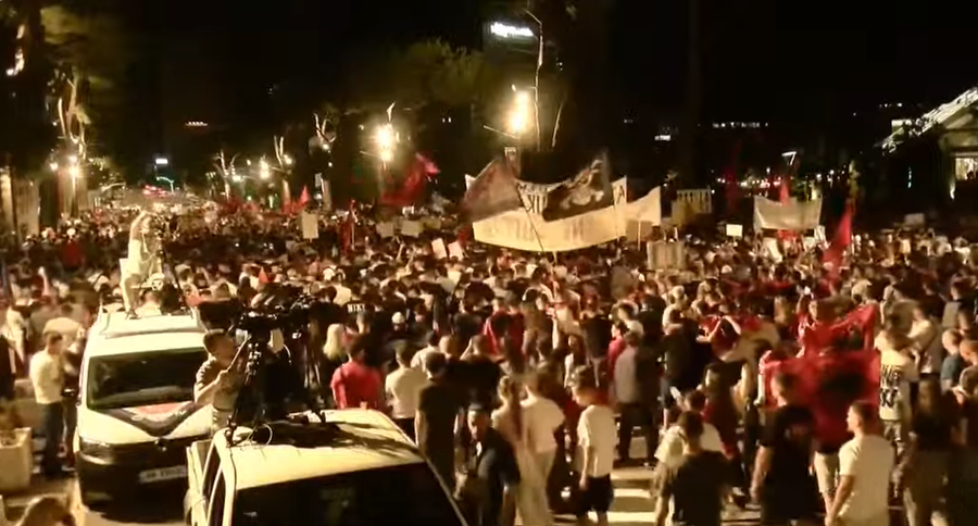 P&euml;rfundon tubimi para Kryeministris&euml;, protestuesit marshojn&euml;