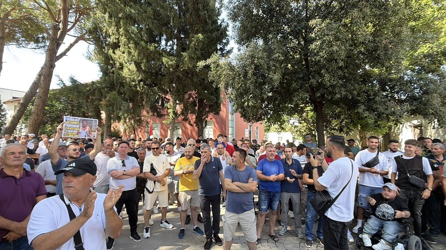 VIDEO-FOTO/ PD organizon protest&euml;, qytetar&euml;t n&euml; Lushnje t&euml;