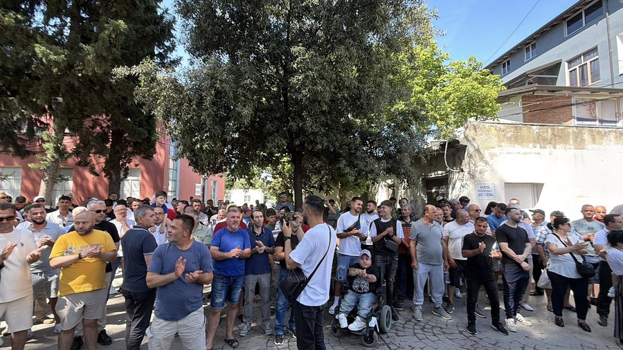VIDEO-FOTO/ PD organizon protest&euml;, qytetar&euml;t n&euml; Lushnje t&euml;