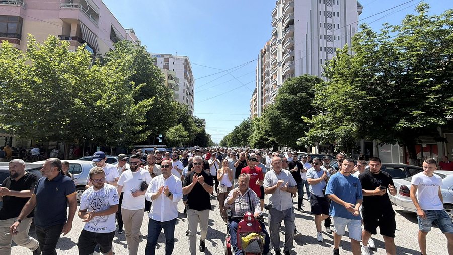 VIDEO-FOTO/ PD organizon protestë, qytetarët në Lushnje të