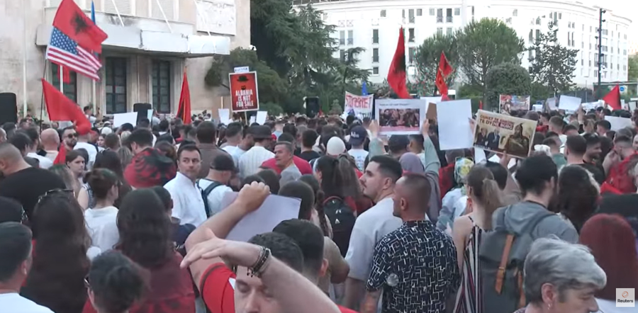 Dokumenti/ Protestat masive kund&euml;r qeveris&euml;, &ldquo;L&euml;vizja