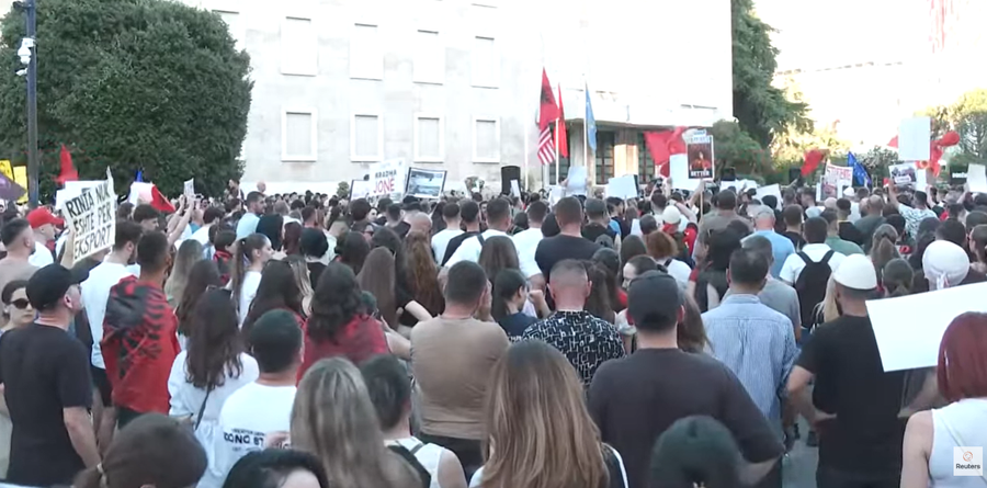 Dokumenti/ Protestat masive kund&euml;r qeveris&euml;, &ldquo;L&euml;vizja