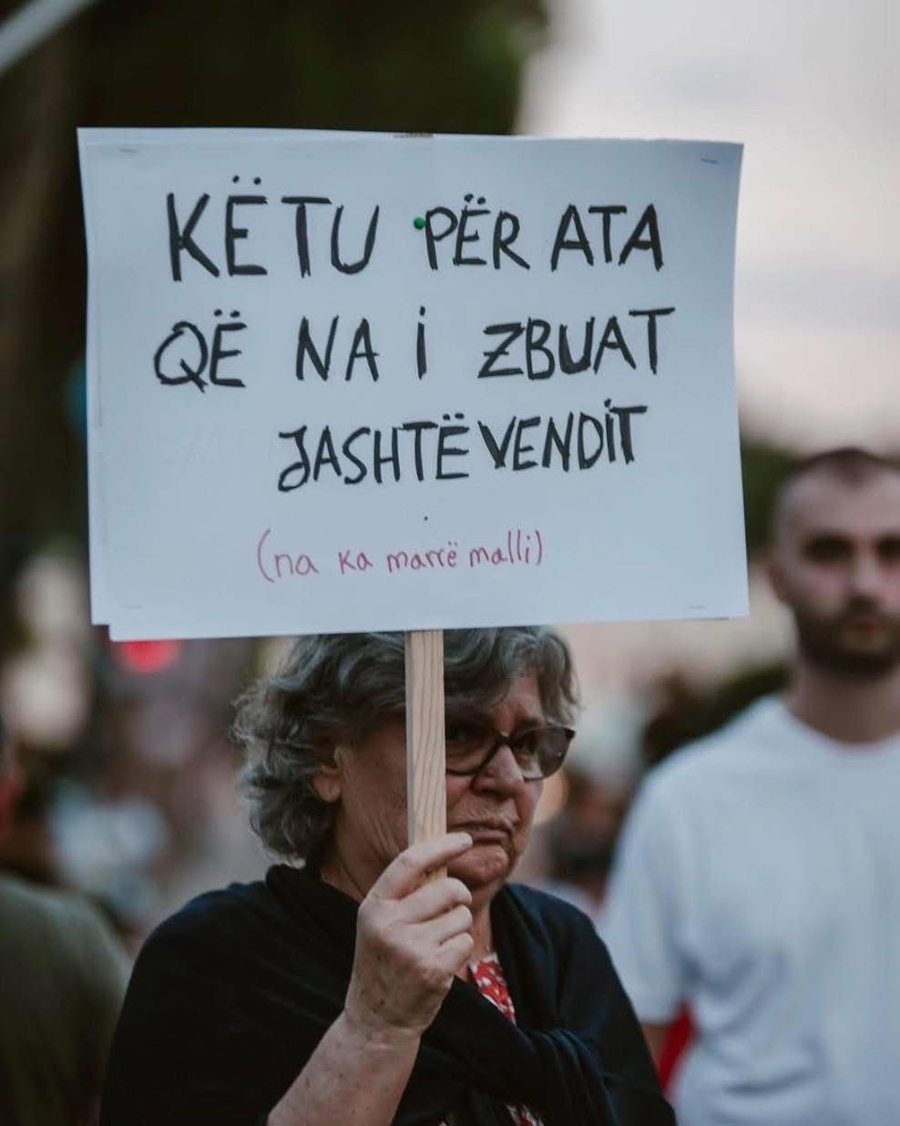 FOTO/ “Këtu për ata që na i zbuat nga vendi”,