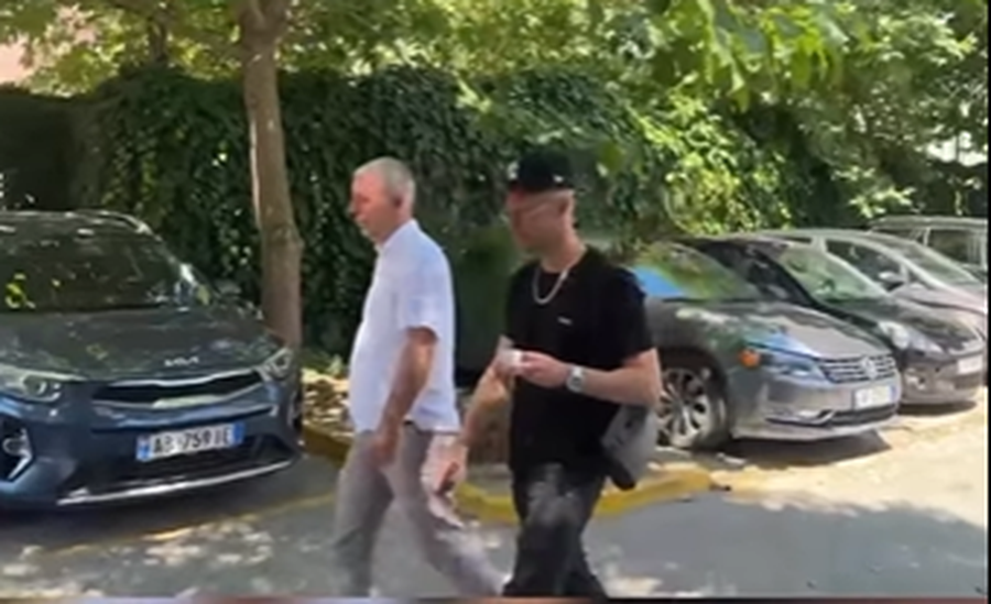 Me kafe n&euml; dor&euml;, reperi Cllevio shkon s&euml;rish n&euml; GJKKO