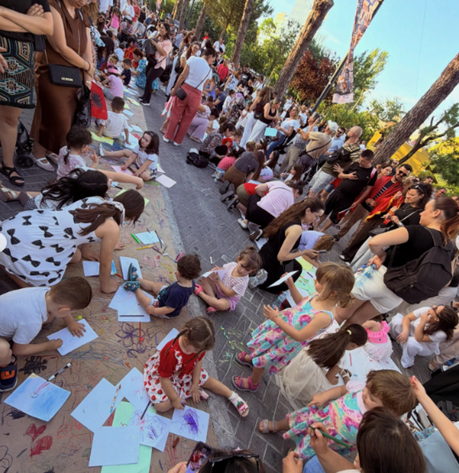 VIDEO/ Prind&euml;rit n&euml; protest&euml;, f&euml;mij&euml;t organizohen duke