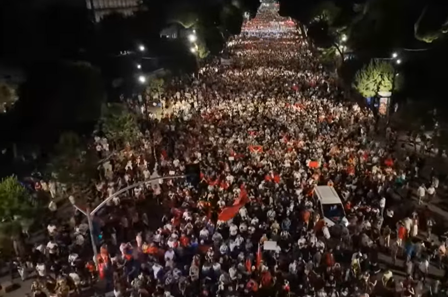 “Nesër më shumë!”/ Përfundon protesta para