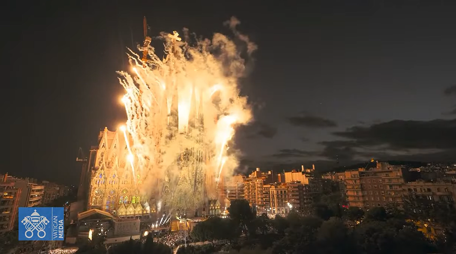 FOTO/ Sagrada Familia, përurohet kryqi i kullës së Jezu Krishtit,