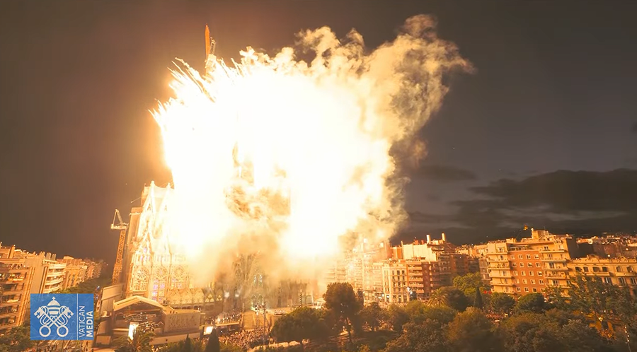 FOTO/ Sagrada Familia, p&euml;rurohet kryqi i kull&euml;s s&euml; Jezu Krishtit,