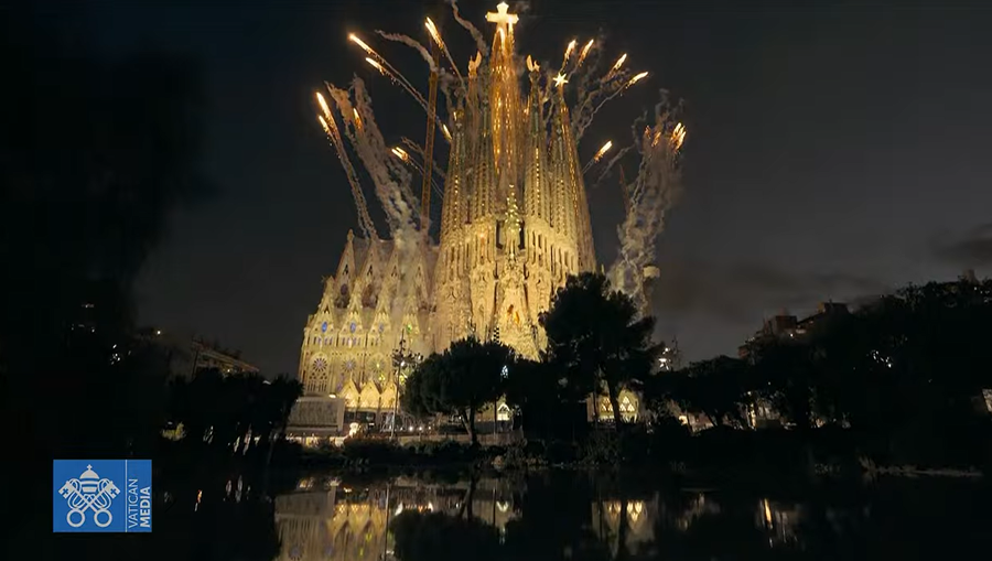 FOTO/ Sagrada Familia, p&euml;rurohet kryqi i kull&euml;s s&euml; Jezu Krishtit,