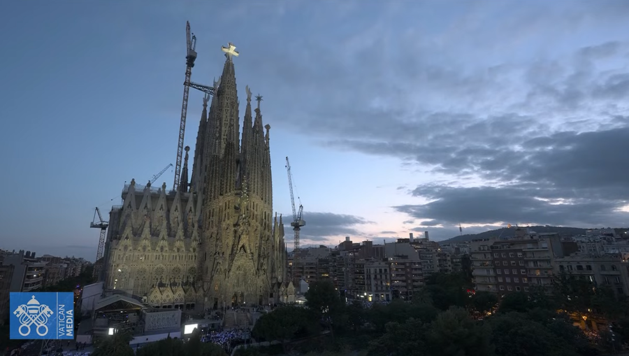 FOTO/ Sagrada Familia, p&euml;rurohet kryqi i kull&euml;s s&euml; Jezu Krishtit,